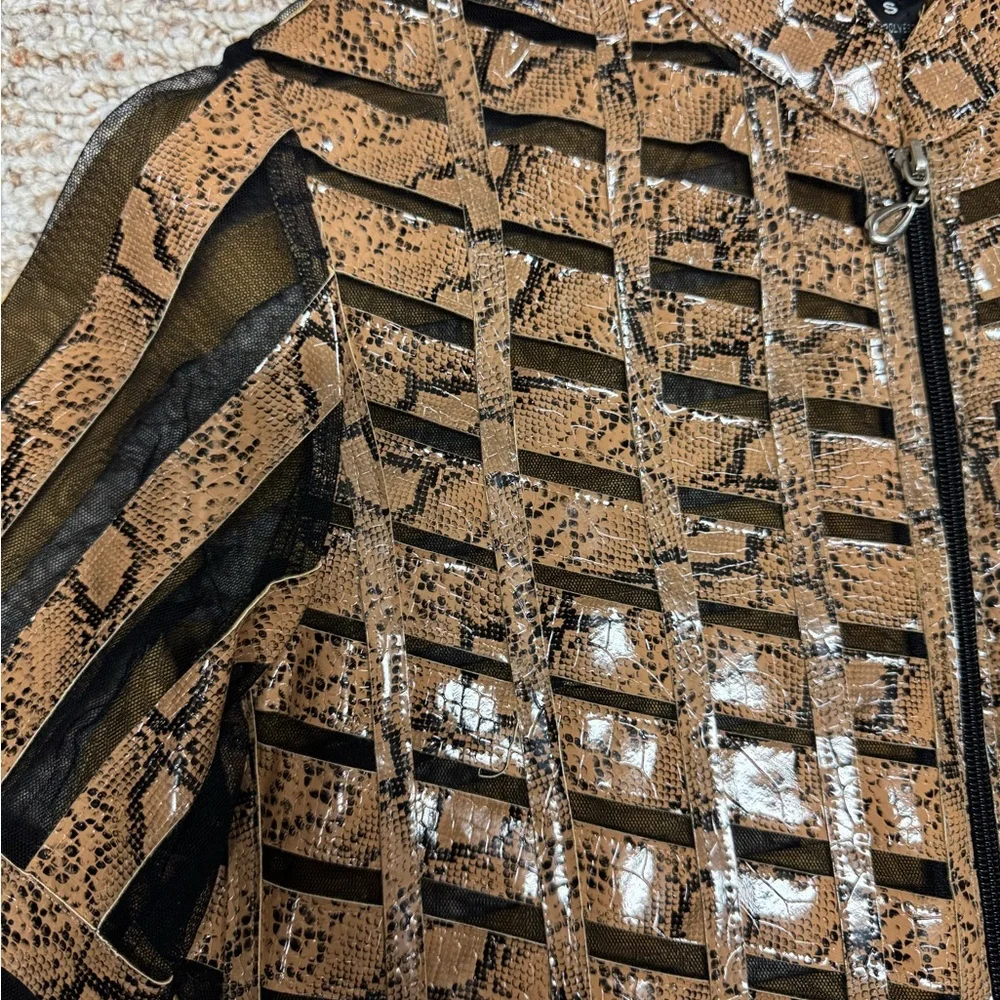 Becky&Bobby Chic Gold and Black Patterned Blazer - Picture 5 of 16